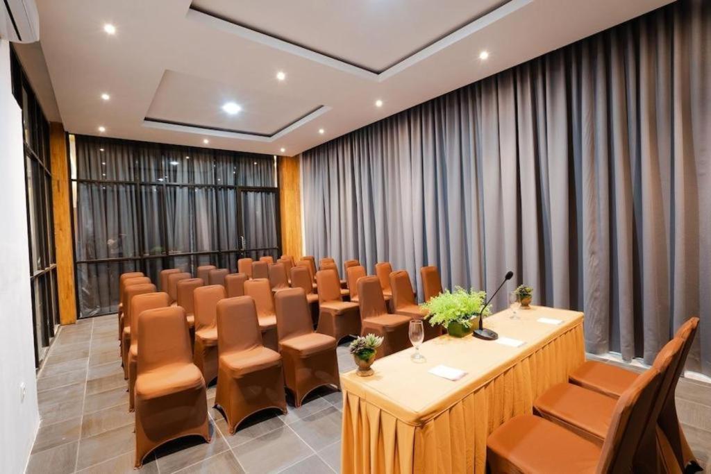 The Crew Hotel Kualanamu International Airport Медан Экстерьер фото