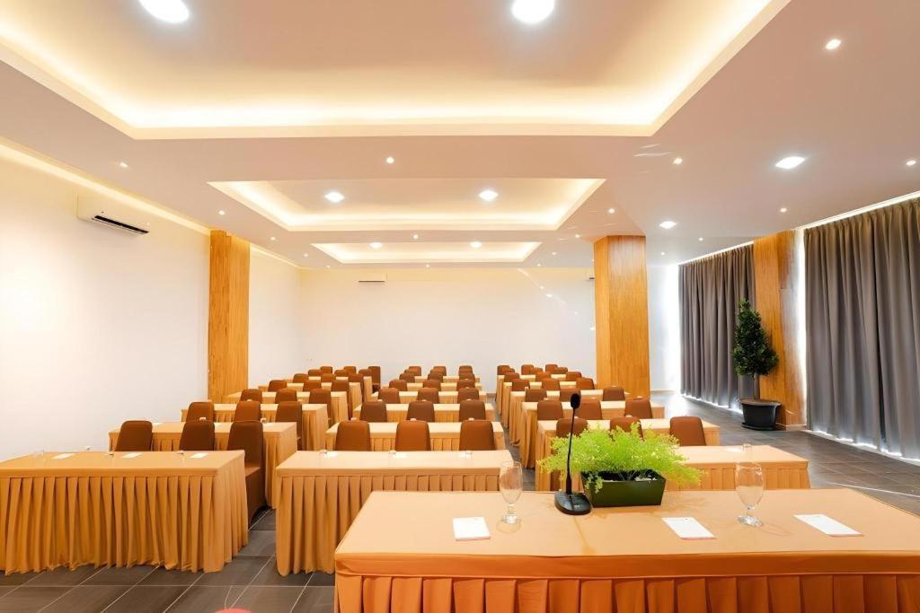 The Crew Hotel Kualanamu International Airport Медан Экстерьер фото