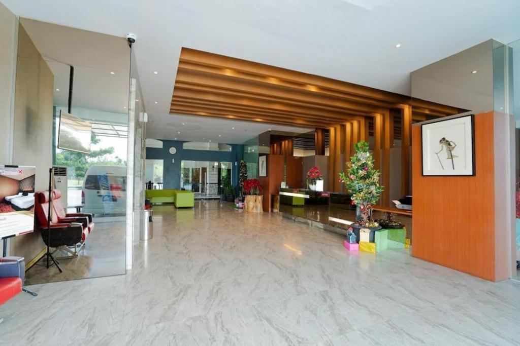 The Crew Hotel Kualanamu International Airport Медан Экстерьер фото