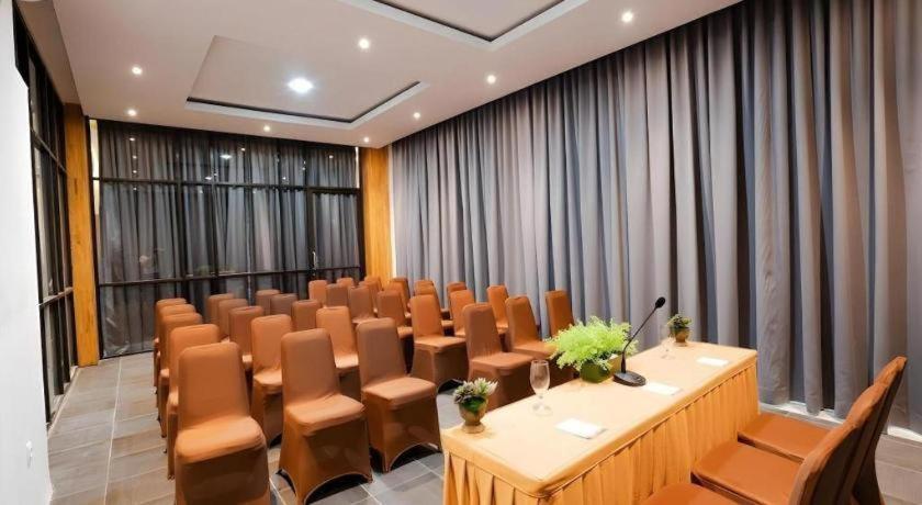 The Crew Hotel Kualanamu International Airport Медан Экстерьер фото