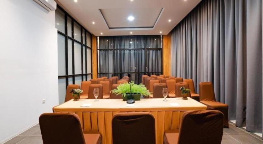 The Crew Hotel Kualanamu International Airport Медан Экстерьер фото