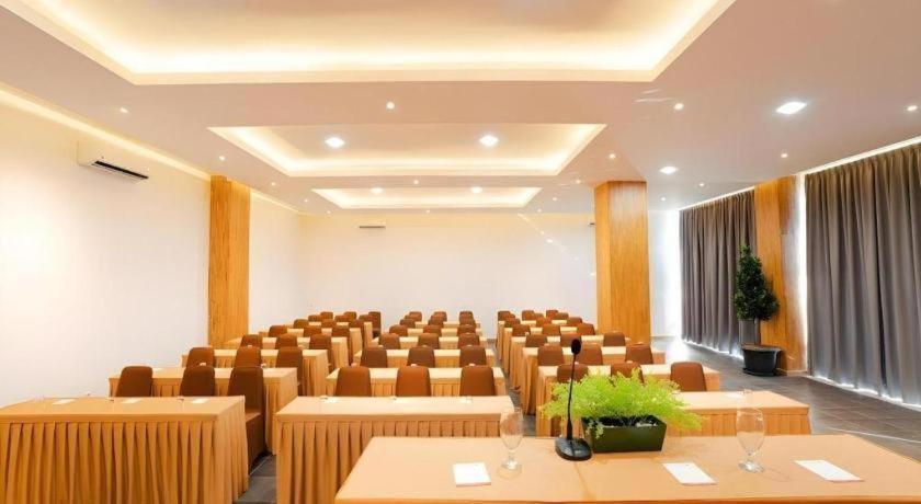The Crew Hotel Kualanamu International Airport Медан Экстерьер фото
