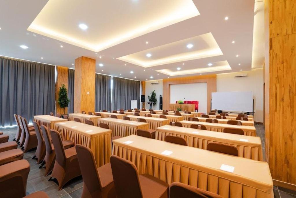 The Crew Hotel Kualanamu International Airport Медан Экстерьер фото
