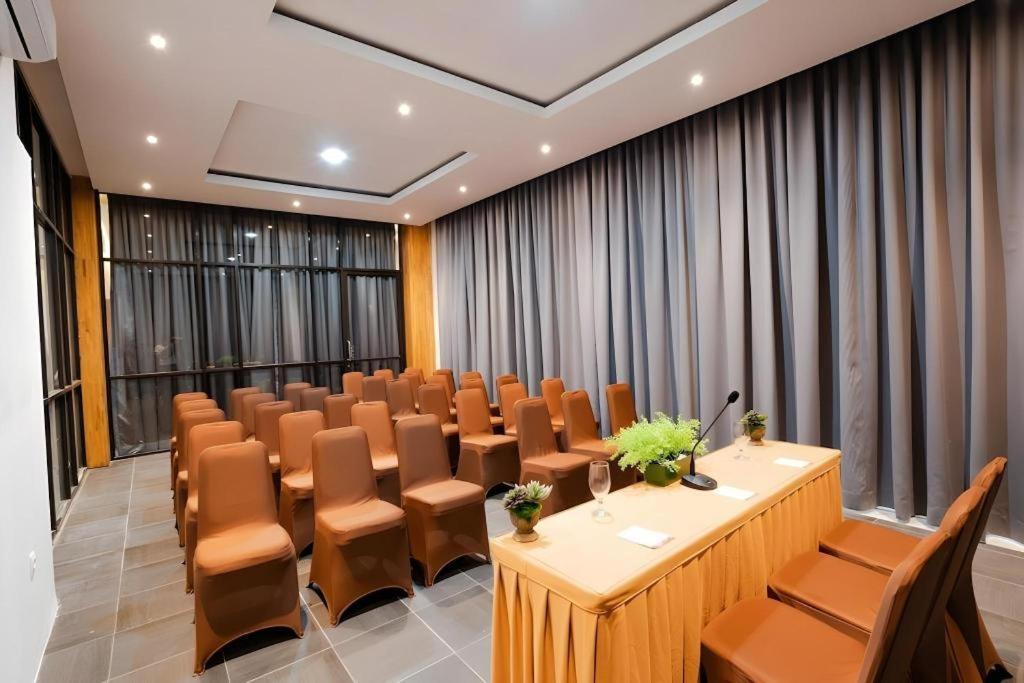 The Crew Hotel Kualanamu International Airport Медан Экстерьер фото