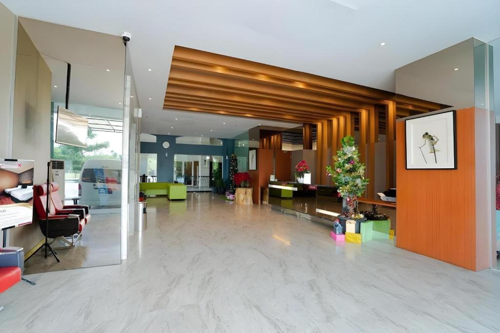 The Crew Hotel Kualanamu International Airport Медан Экстерьер фото